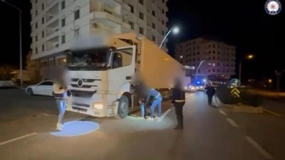 Ş&Uuml;PHELİ TIR DURDURULDU, 25 G&Ouml;&Ccedil;MEN &Ccedil;IKTI