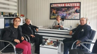 EMEKLİLER DERNEĞİ&rsquo;NDEN&nbsp; BATMAN GAZETESİ&rsquo;NE 64. YIL TEBRİĞİ