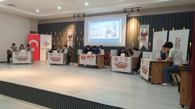 BİLGİ YARIŞMASINDA HEYECAN S&Uuml;R&Uuml;YOR