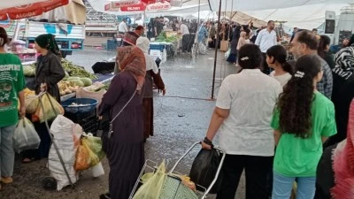 SAĞANAK VE DOLU CUMA PAZARINI VURDU