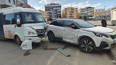 MİLLET BAHÇESİ YAKININDA TRAFİK KAZASI
