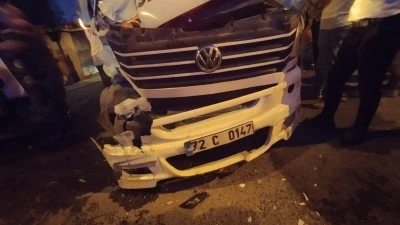 BELEDİYE KAMYONU OKUL SERVİSİYLE ÇARPIŞTI