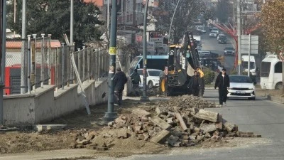 EFLATUN CADDESİNDE KALDIRIMLAR YENİLENİYOR