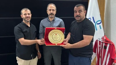 KARDELEN MAHALLESİ MUHTARINDAN M&Uuml;D&Uuml;R ALTUN&Ccedil;'A PLAKET