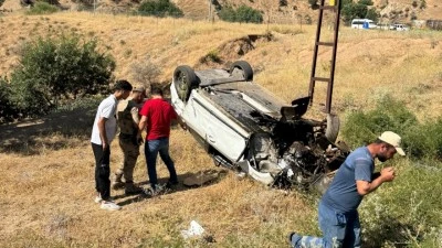 KOZLUK İLÇE GİRİŞİNDE KAZA: 2 YARALI