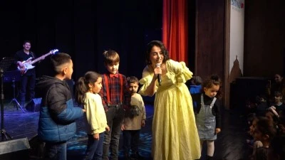 &Ccedil;OK DİLLİ ŞARKILAR BATMAN&rsquo;DA YANKILANDI