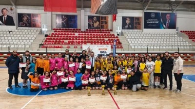 TOKİ&rsquo;NİN K&Uuml;&Ccedil;&Uuml;K KIZLARI HENTBOLDA ŞAMPİYONU