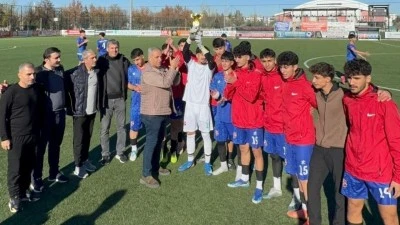 U18 LİGİ ŞAMPİYONU T&Uuml;PRAŞSPOR KUPASINA KAVUŞTU