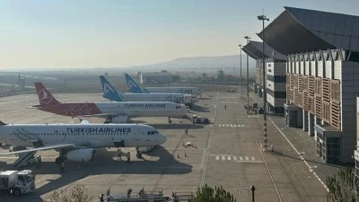 HAVALİMANINDA DİKKAT &Ccedil;EKEN YOLCU ARTIŞI