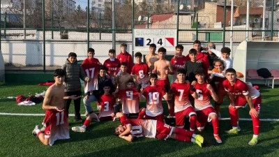 MUSTAFA HOCA&rsquo;NIN ASLANLARI ZİRVEYİ BIRAKMIYOR: 4-2