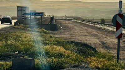 BATMAN-DİYARBAKIR YOLU BİR TÜRLÜ BİTMEDİ
