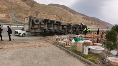 TIR&rsquo;IN DORSESİ RADAR ARACININ &Uuml;ZERİNE DEVRİLDİ