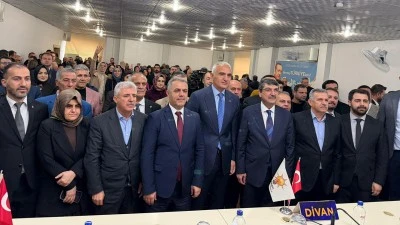 AK PARTİ TOPLANTISINDA DİKKAT &Ccedil;EKEN MESAJLAR