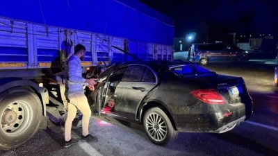 FECİ KAZADA OTOMOBİL TIRIN ALTINDA KALDI  
