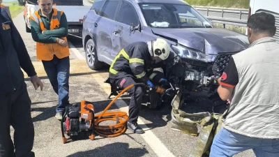 BARİYERLERE SIKIŞAN ARA&Ccedil; KURTARILDI