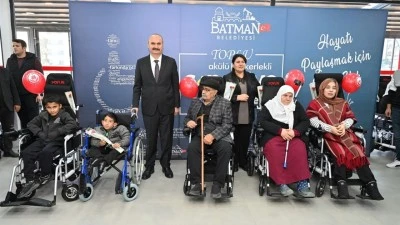ENGELLİ VATANDAŞLARA 55 TEKERLEKLİ SANDALYE DAĞITILDI