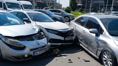 KAVŞAKTA &Uuml;&Ccedil; ARA&Ccedil; &Ccedil;ARPIŞTI