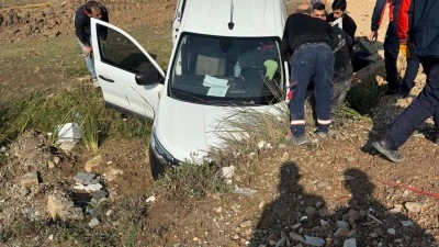 KANALA DÜŞEN ARAÇTAN YARALI KURTULDU