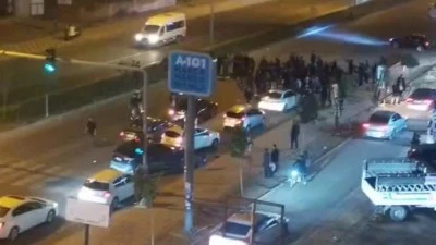 MOTOSİKLET YAYAYA ÇARPTI: 1 ÖLÜ, 2 YARALI