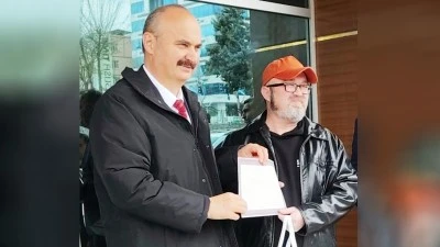 YAZAR POLAT ONAT&rsquo;A KİTAP OKUMA ALANINDA &Ouml;D&Uuml;L