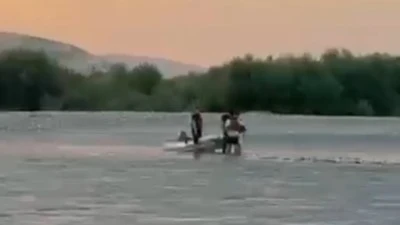 İKİ VATANDAŞ SUDA MAHSUR KALDI