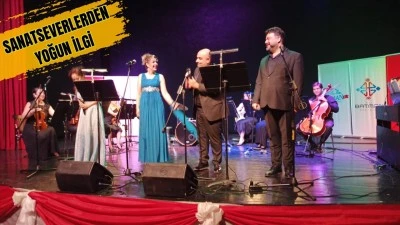 SAHNEYE AYAKTA ALKIŞ YAĞDI