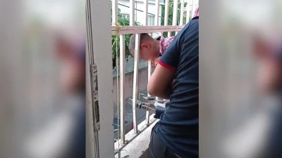 KAFASI BALKON DEMİRLİKLERİNE SIKIŞTI