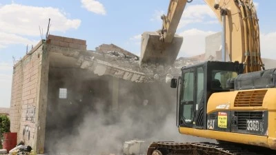 40 METRELİK YOLU TIKAYAN KAÇAK BİNA YIKILDI