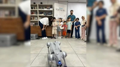 ÖĞRENCİLER ROBOT KÖPEKLE TANIŞTI