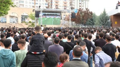 DEV EKRAN KURULUYOR, YOL KAPANIYOR