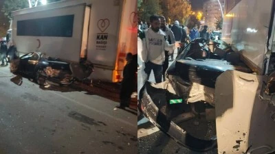 OTOMOBİL KIZILAY TIRINA ÇARPTI: 1 YARALI