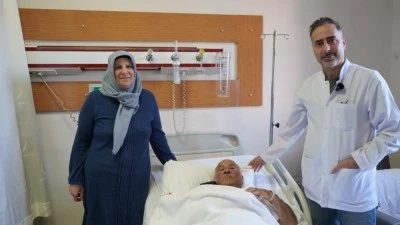 75 YAŞINDAKİ HASTAYA TERS OMUZ PROTEZİ