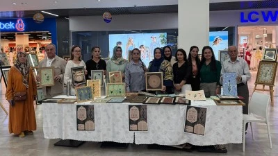 EBRU SANATININ ZARAFETİ G&Ouml;Z KAMAŞTIRDI
