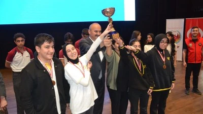 GEN&Ccedil; ZİHİNLER SAHNEYE &Ccedil;IKTI, ŞAMPİYON BELLİ OLDU