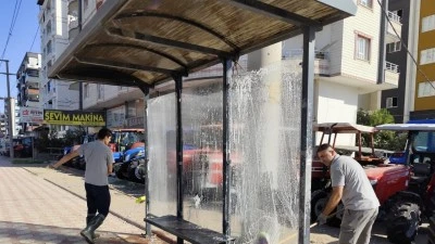 OTOBÜS DURAKLARI TEMİZLENİYOR