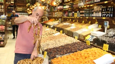 YAZ SICAKLARI KURUYEMİŞ SATIŞLARINI VURDU
