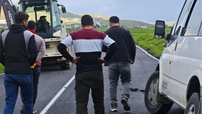 YOLA FIRLAYAN K&Ouml;PEKLER FACİA GETİRİYORDU