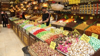 RENGARENK ŞEKERLER TEZGAHLARI SÜSLEMEYE BAŞLADI
