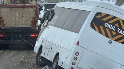 MAHSUR KALAN OKUL SERVİSİ KURTARILDI