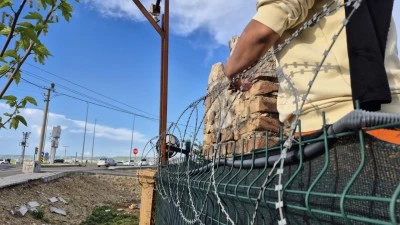 DİKENLİ TELLERE TAKILAN VATANDAŞ KURTARILDI 