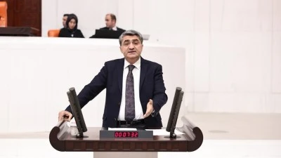 EKMEN: İNEG&Ouml;L&rsquo;DEKİ A&Ccedil;ILAN IRK&Ccedil;I PANKART KABUL EDİLEMEZ