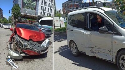 KAVŞAKTA TRAFİK KAZASI: 2 KİŞİ YARALANDI