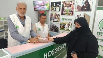 UMRE PARASINI MAZLUMLARA BAĞIŞLADI