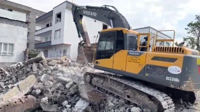 BELEDİYE METRUK BİNALARI YIKIYOR