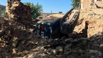 YIKIM SIRASINDA İŞ MAKİNESİ DEVRİLDİ
