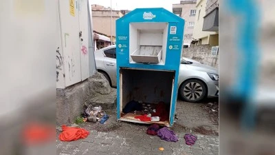 RAMAN MAHALLESİ&rsquo;NDEKİ GİYSİ KUMBARASI İHMALDEN PERİŞAN