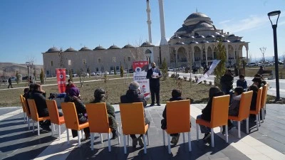 VELİLER BEKLERKEN YAPAY ZEK&Acirc;YI DİNLEDİ