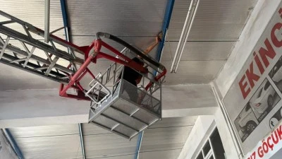YUVADAN DÜŞEN YAVRU KUŞLAR  KURTARILDI