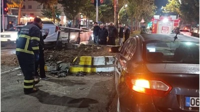 İKİ OTOMOBİL ÇARPIŞTI: 2 YARALI