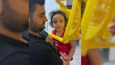 OYUN OYNARKEN SANDALYEYE SIKIŞTI